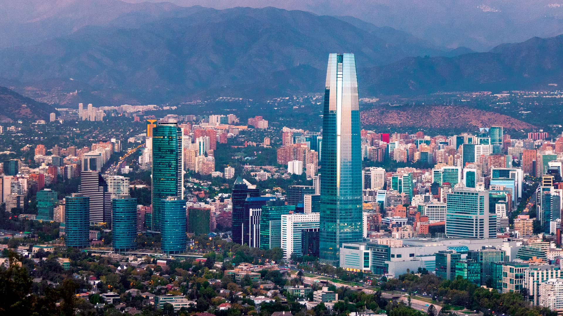 Invertir en departamentos: Vista panorámica de Santiago con los Andes de fondo